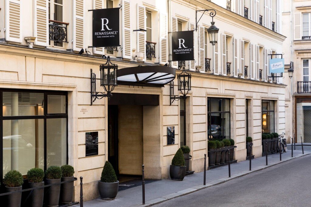 Номер Standard Renaissance Paris Vendome Hotel
