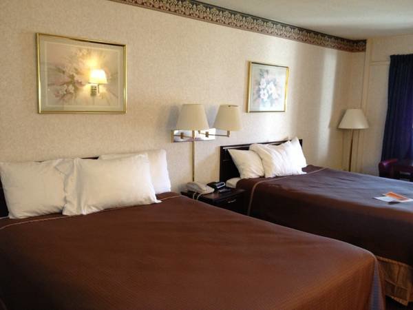 Кровать в общем номере Travelodge by Wyndham Bellmawr