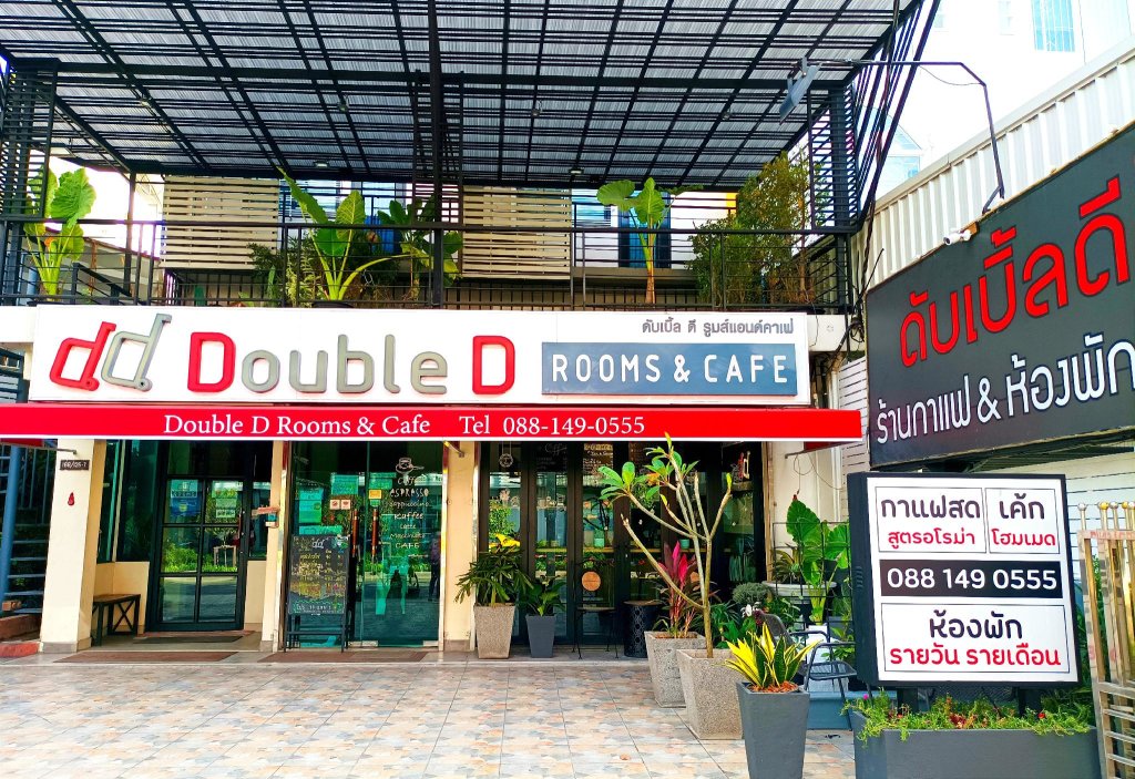 Camera Deluxe Double D Rooms & Cafe
