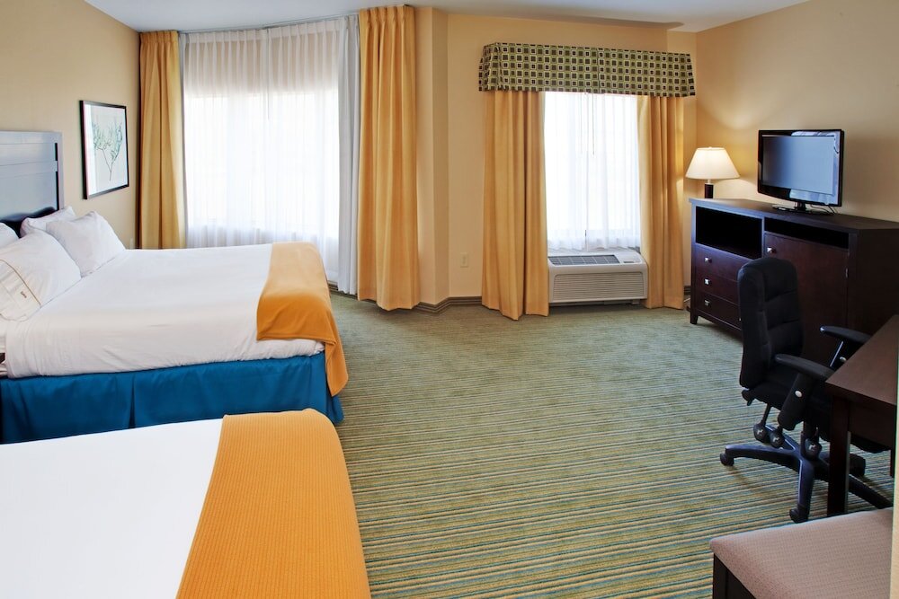 Четырёхместный номер Standard Holiday Inn Express- Waterloo/Cedar Falls, an IHG Hotel