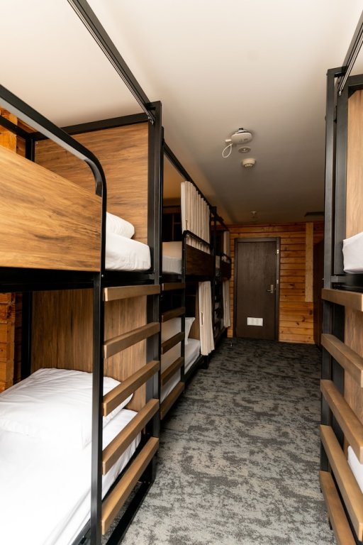 Кровать в общем номере с 6 комнатами Haka House Wanaka