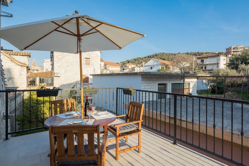 Komfort Apartment Zlatin Dvor - apartments for 3, terrace, Trogir center, beach at 5-min, BIKE friendly