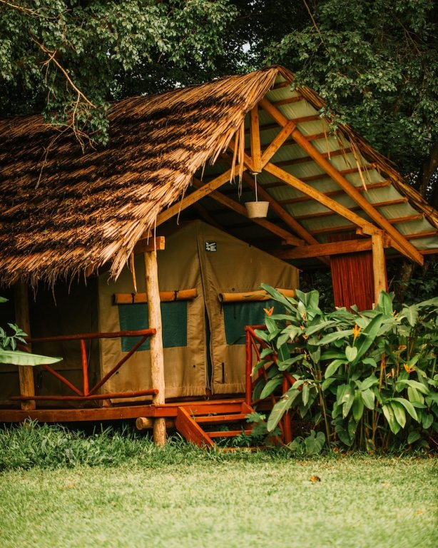 Тент с красивым видом из окна Simbamwenni Lodge and Camping