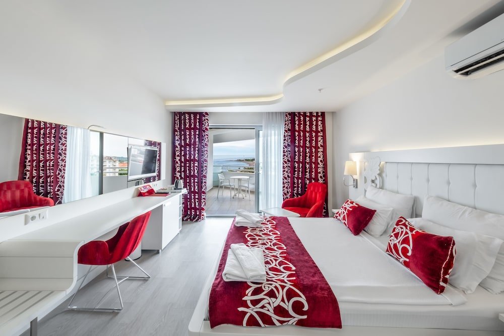 Standard Doppel Zimmer mit Balkon und mit Bergblick Laguna Beach Alya Resort & Spa