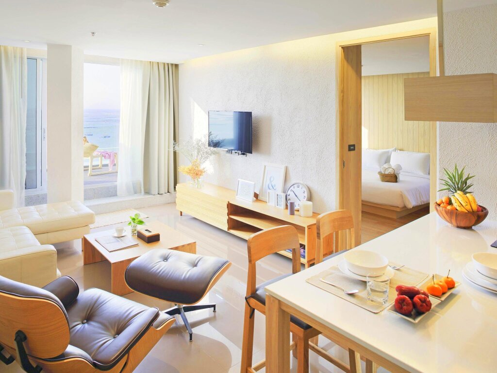 Люкс c 1 комнатой с видом на море Balcony Seaside Sriracha Hotel & Serviced Apartments
