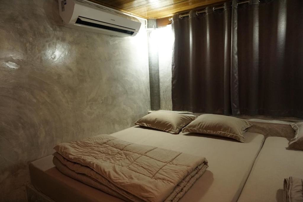Кровать в общем номере Bansuwan Homestay
