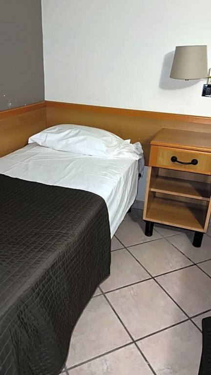 Кровать в общем номере (женский номер) Airone Hotel