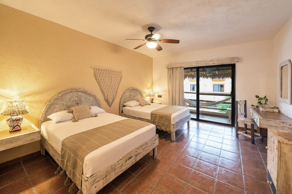 Standard Quadruple room with balcony Hotel Colibri Beach