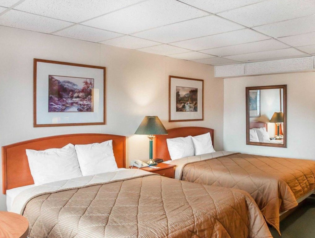 Standard Quadruple room Rocky Mountain Hotel & Conference Center