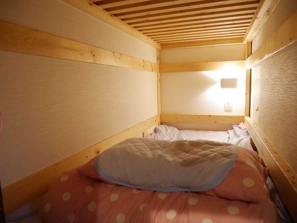 Кровать в общем номере (мужской номер) G'inns guest house - Hostel