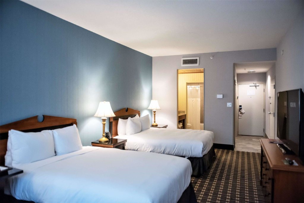 Четырёхместный номер Standard Inn at the Colonnade Baltimore - A DoubleTree by Hilton Hotel