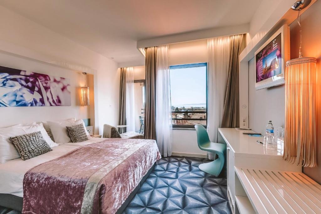 Двухместный номер Comfort с балконом и с видом на море Hotel Luxe