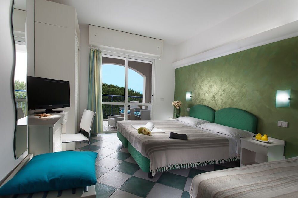 Superior Quadruple room with balcony and beachfront Hotel Lido Europa