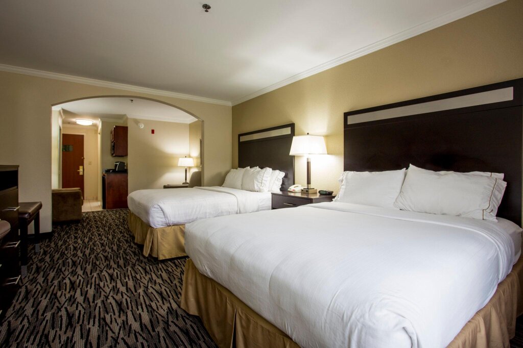 Standard Vierer Zimmer Holiday Inn Express Hotel & Suites Camden-I20 , an IHG Hotel