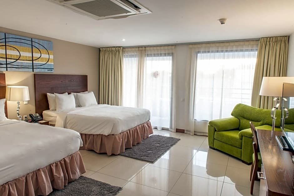 Четырёхместный номер Standard Ramada Paramaribo Princess Hotel