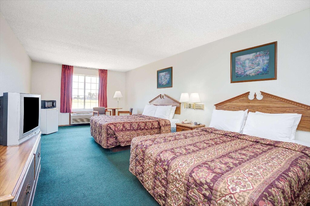 Standard Quadruple room Days Inn by Wyndham Tunica Resorts