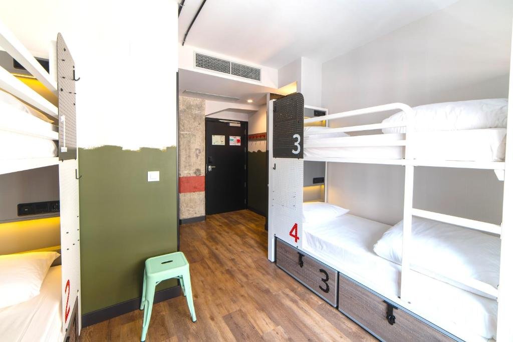 Кровать в общем номере Generator Madrid