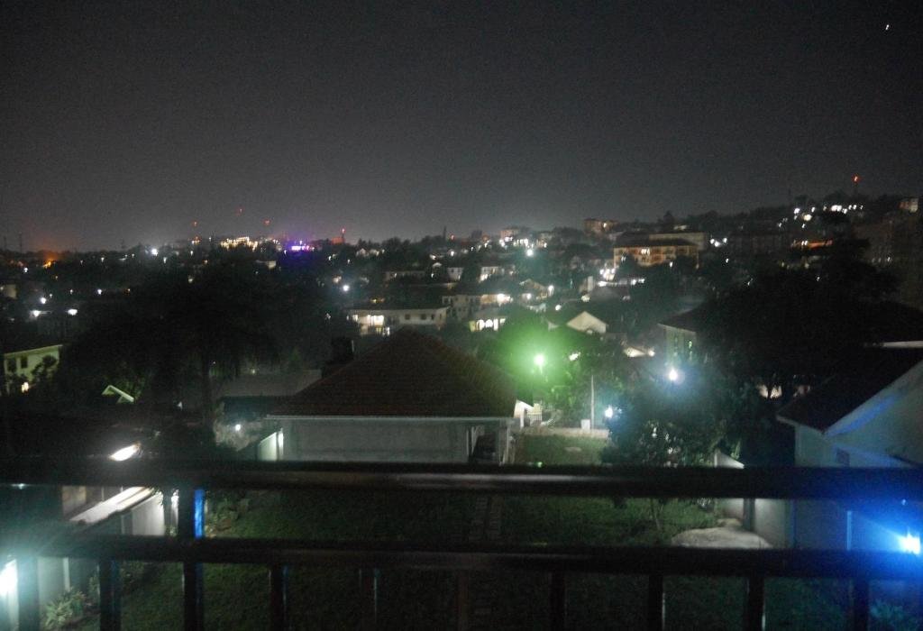 Апартаменты с балконом и с красивым видом из окна Ntinda View Apartments