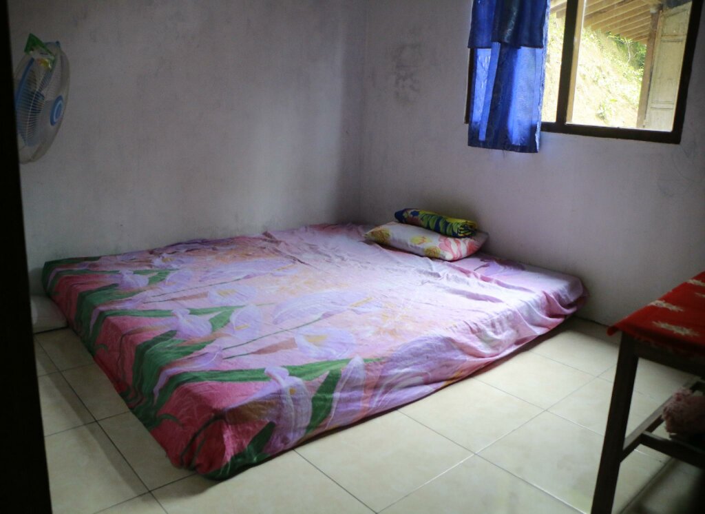 Кровать в общем номере Dalem Kakung