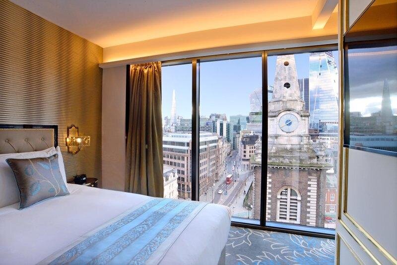Кровать в общем номере с видом на город Hotel Saint London
