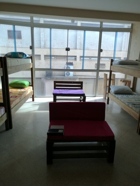 Кровать в общем номере Hostal El Farol