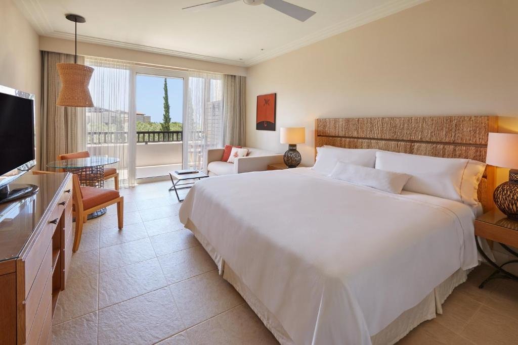 Двухместный номер Deluxe с балконом и с частичным видом на море The Westin Resort, Costa Navarino