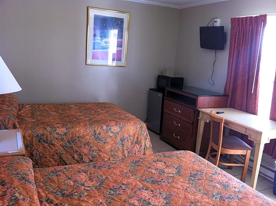 Четырёхместный номер Standard Desert Palm Inn Motel