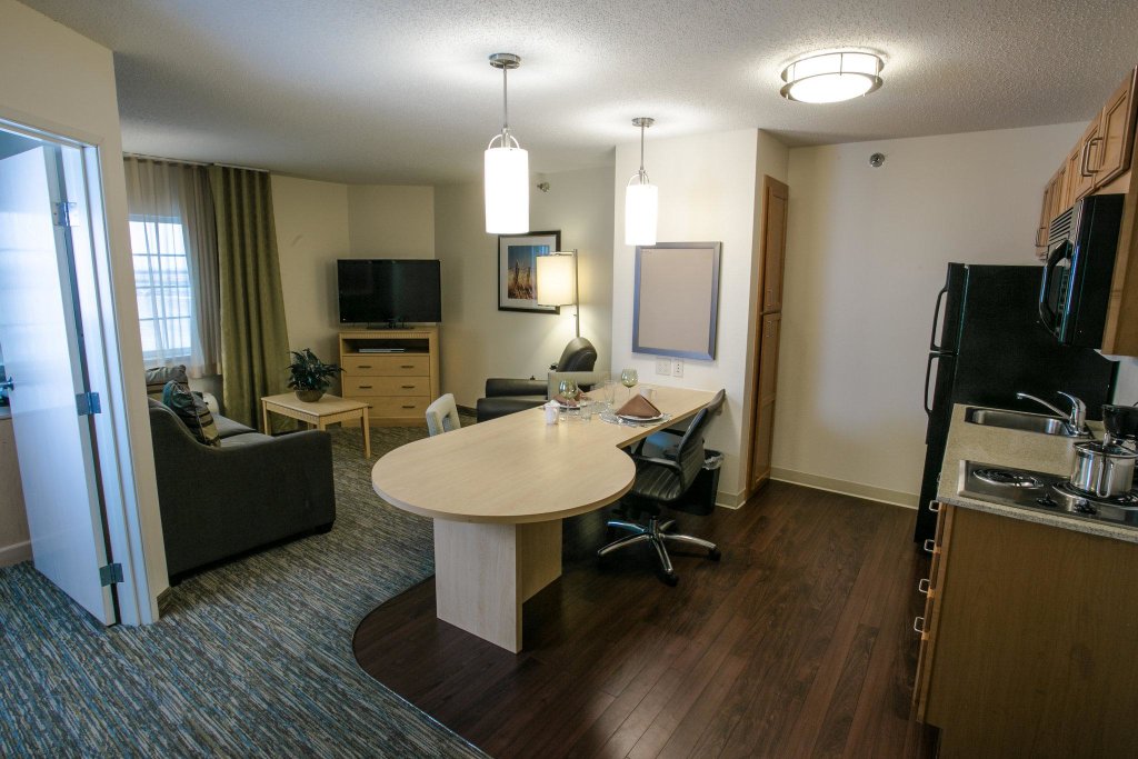 Двухместный номер Standard c 1 комнатой Candlewood Suites Fargo-North Dakota State University, an IHG Hotel