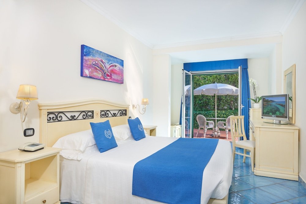 Standard Triple room with balcony and with garden view Hotel Hermitage
