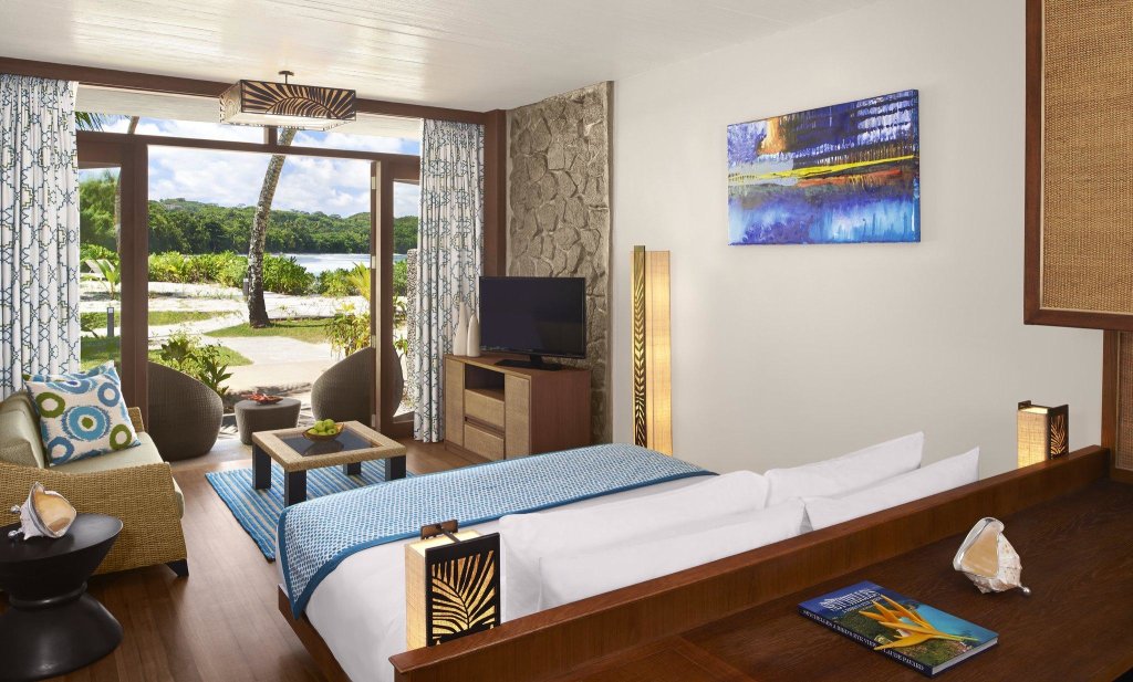 Номер Standard beachfront Avani Barbarons Seychelles Resort