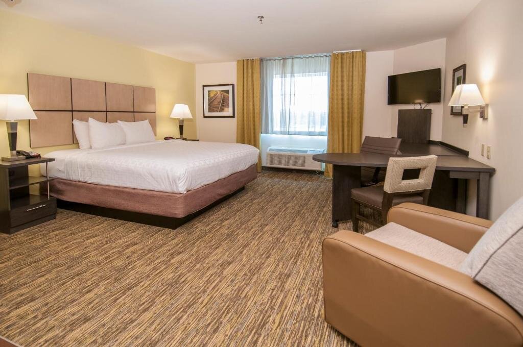 Двухместный люкс c 1 комнатой с видом на сад Candlewood Suites - Baton Rouge - College Drive, an IHG Hotel