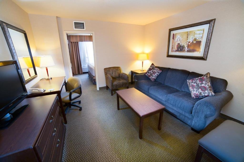 Двухместный люкс c 1 комнатой Holiday Inn Hotel & Suites-West Edmonton, an IHG Hotel