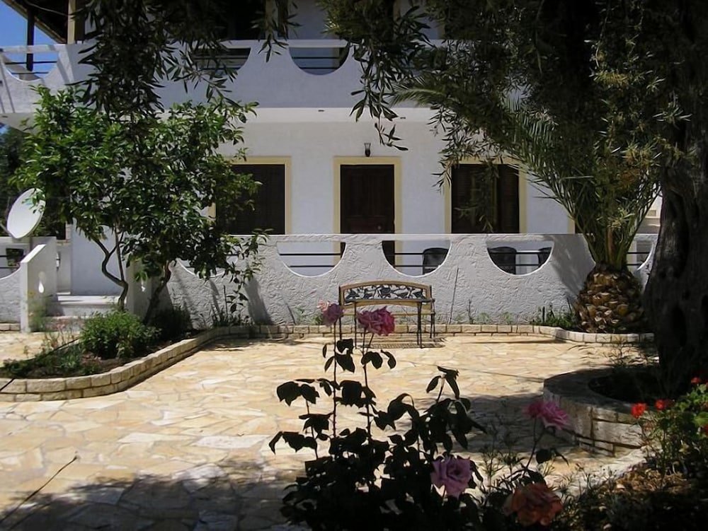 Семейные апартаменты с балконом и с видом на сад Olympia Paxos Villas & Apartments