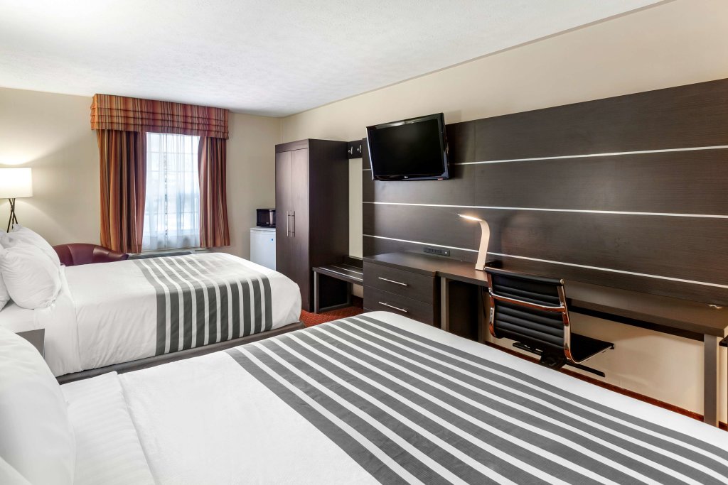 Четырёхместный номер Standard SureStay Plus Hotel by Best Western Kincardine