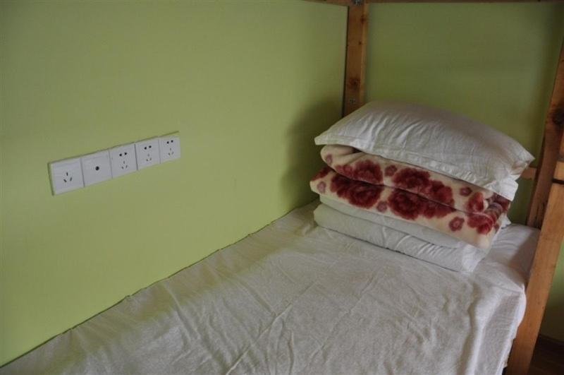 Кровать в общем номере Emma's Guesthouse