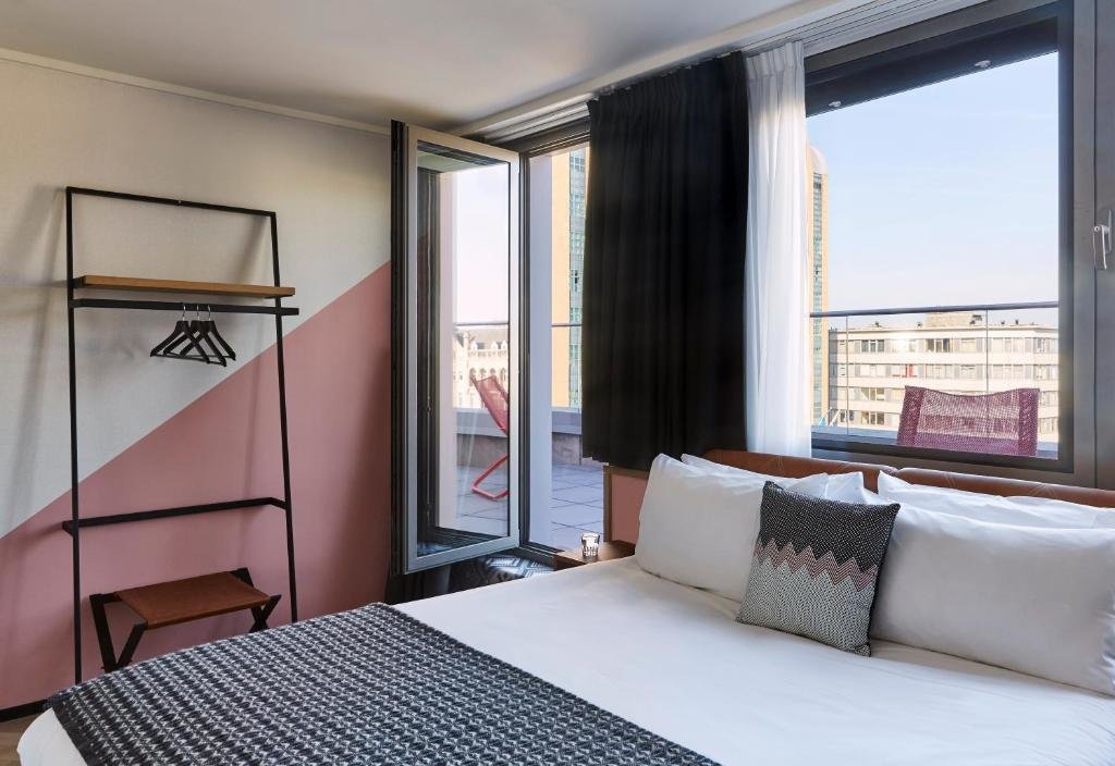 Номер Premium с балконом Hotel Indigo Antwerp City Centre, an IHG Hotel