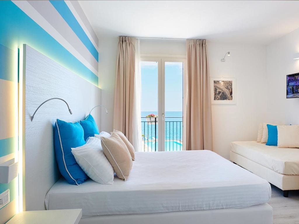 Трёхместный номер Standard с балконом и с видом на море Marina di Petrolo Hotel & SPA