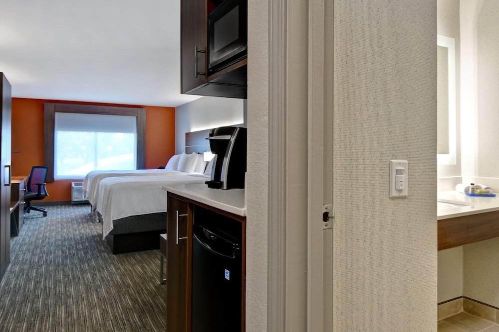Люкс Holiday Inn Express Hotel & Suites Anderson I-85 - HWY 76, Exit 19B, an IHG Hotel