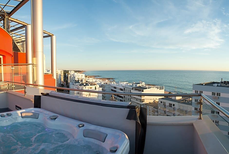 Трёхместный номер Superior с видом на море Hotel Quarteirasol