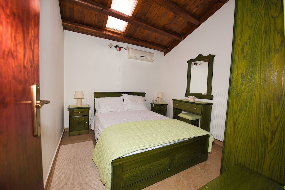 Standard triple chambre grenier avec balcon Anemoessa Traditional Village Hotel