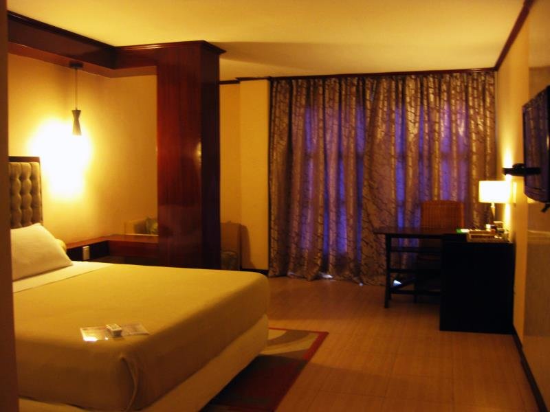 Кровать в общем номере Cebu Dulcinea Hotel and Suites-MACTAN AIRPORT HOTEL