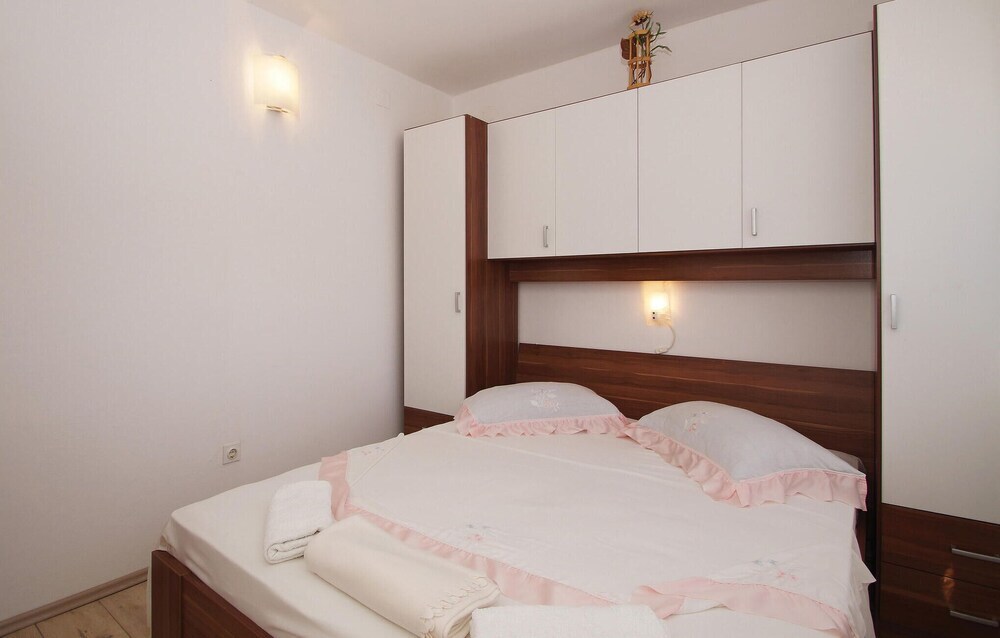 Awesome Home in Kneze With Wifi and 2 Bedrooms Pupnat