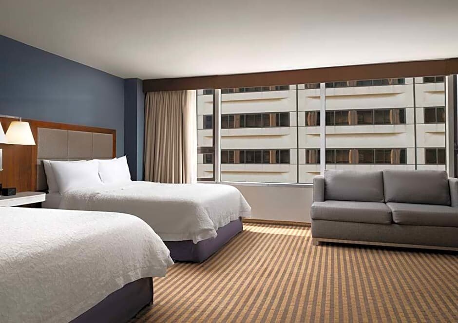 Четырёхместный номер with Roll In Shower Mobility/Hearing Accessible Hampton Inn Chicago Downtown/Magnificent Mile