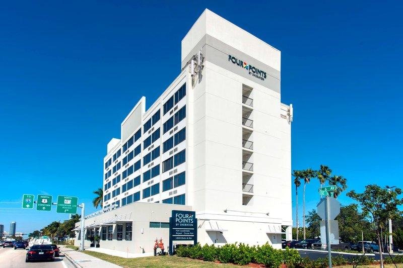 Кровать в общем номере Four Points by Sheraton Fort Lauderdale Airport/Cruise Port
