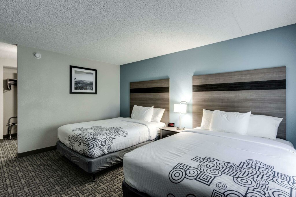 Standard Quadruple room Days Inn & Suites