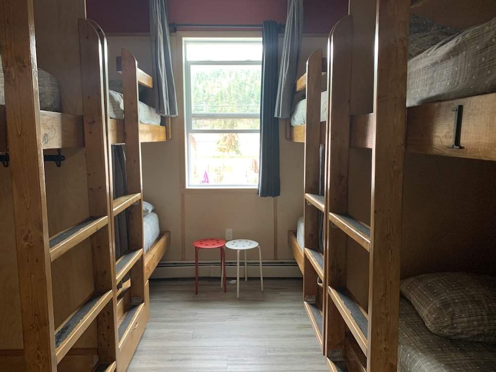 Кровать в общем номере Jasper Downtown Hostel