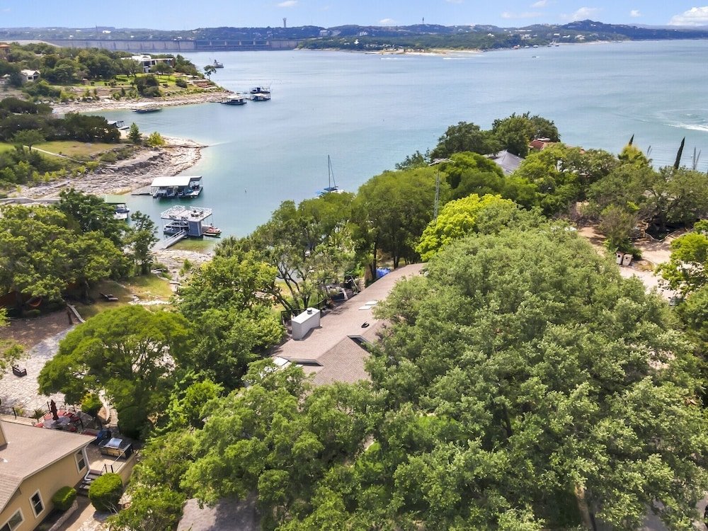 Вилла Lakefront On Lake Travis 4 Bedroom Residence by Redawning