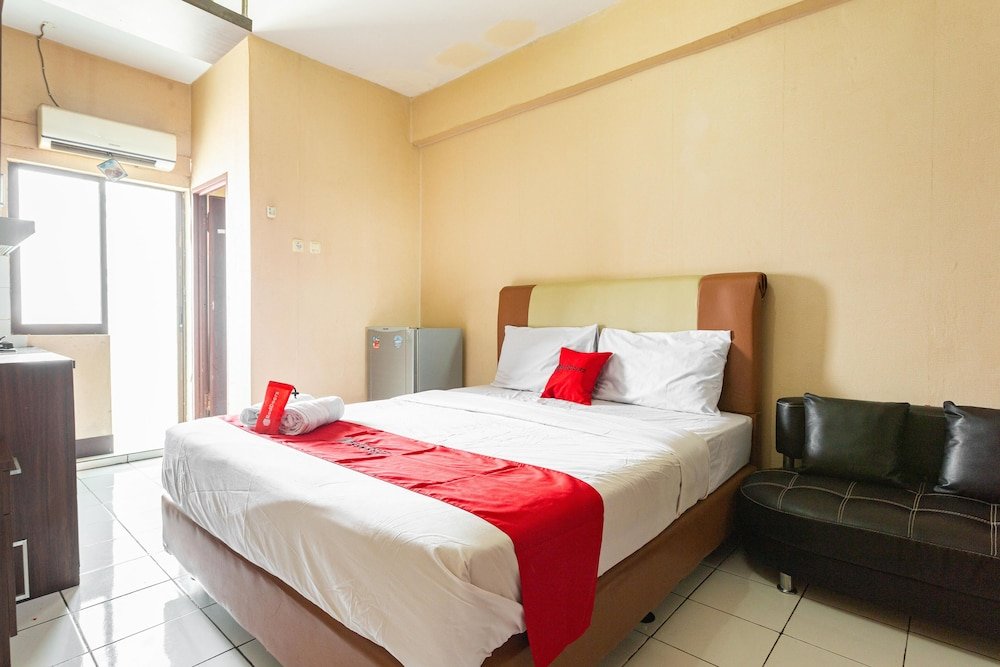 Standard Double room RedDoorz Apartment @ Gateway Cicadas