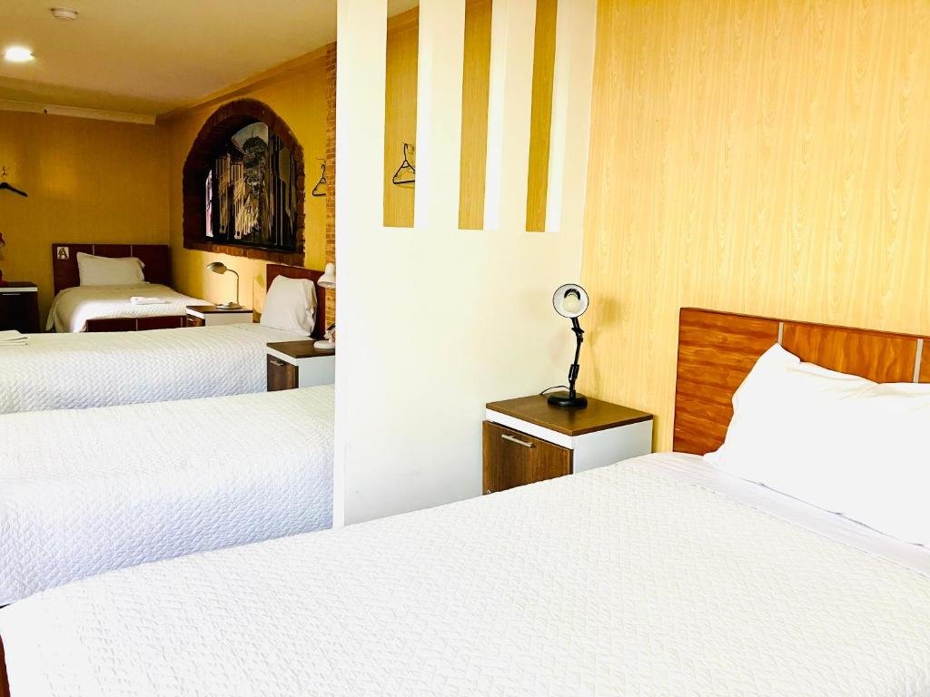 Кровать в общем номере Quito Terrace