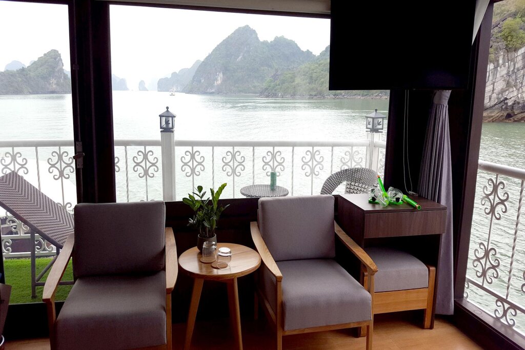 Семейный люкс с видом на море Unicharm Cruise Halong